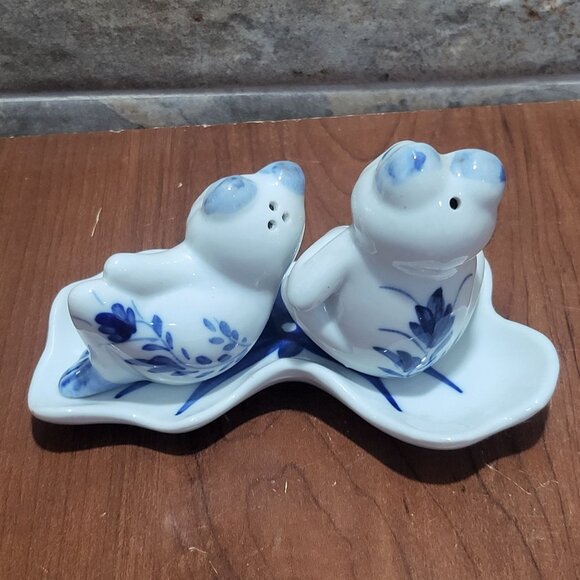 Vintage Lounging Frog Couple Blue White Floral Salt Pepper Shaker Set - Picture 4 of 12